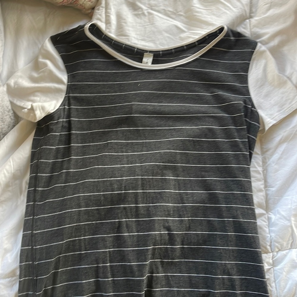 LULULEMON TEE
